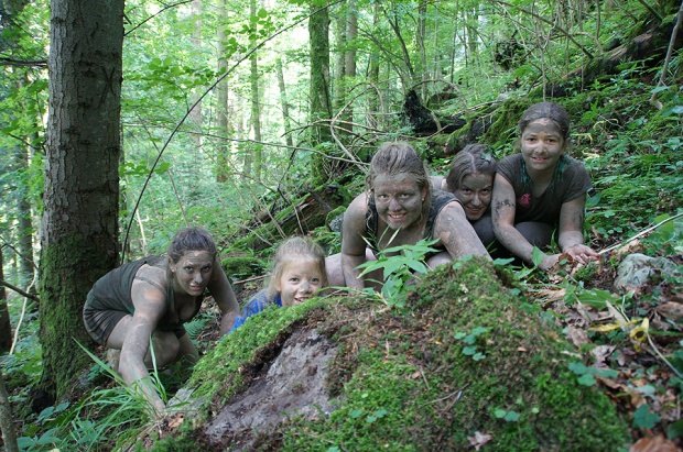 Danielle,-Yara,-Laura,-Vera-und-Elena-tarnen-sich-im-Wald